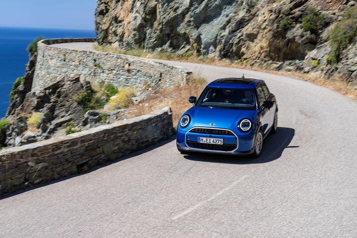 Un Mini Cooper S 5 puertas en carretera, sinónimo de agilidad y estilo.