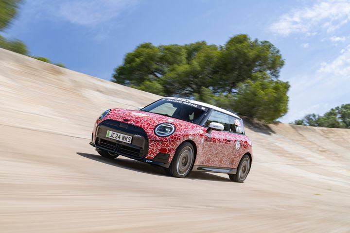 El próximo MINI JCW 2024 protagoniza pruebas dinámicas, prometiendo emociones eléctricas.