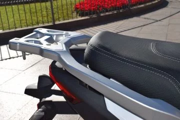 Vista lateral donde se aprecia el diseño deportivo de la scooter.