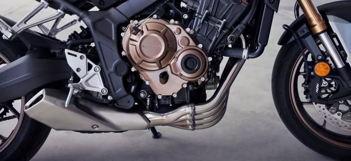 Vista cercana del motor de cuatro cilindros de la Honda CB650R 2024.