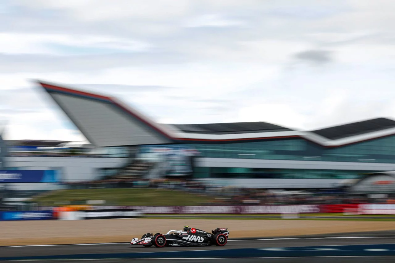 Monoplaza en acción en el circuito de Silverstone bajo cielo nuboso