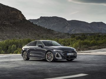 Vista dinámica del Audi A5 2025, enfocada en su perfil elegante y deportivo