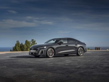 Vista lateral del nuevo Audi A5 2025, muestra diseño elegante y moderno.