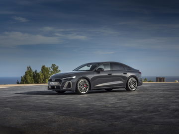 Vista lateral del nuevo Audi A5 2025, muestra diseño elegante y moderno.