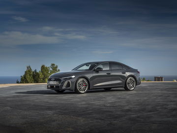 Vista lateral del nuevo Audi A5 2025, mostrando su elegante silueta y líneas deportivas.