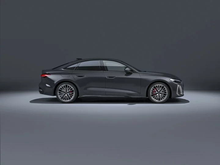 Perfil del nuevo Audi A5 mostrando su elegante línea y diseño aerodinámico.