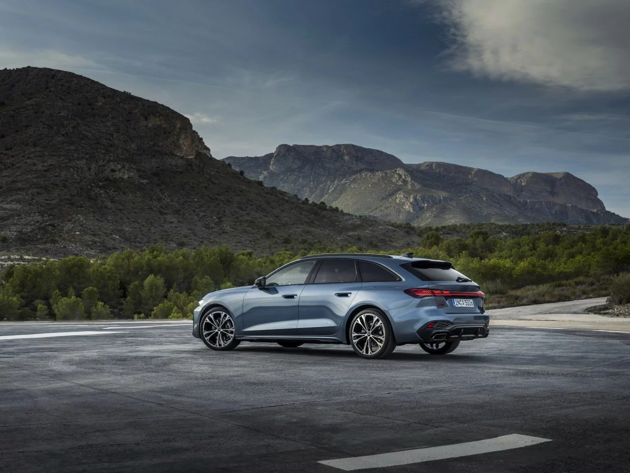 Vista dinámica del Audi A5 2025 con línea coupé y acabado premium.