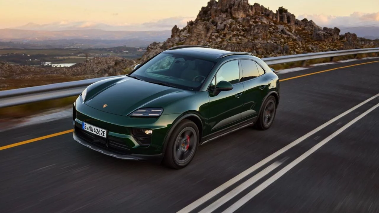 Vista lateral del nuevo Porsche Macan Eléctrico, la promesa de una era más verde.