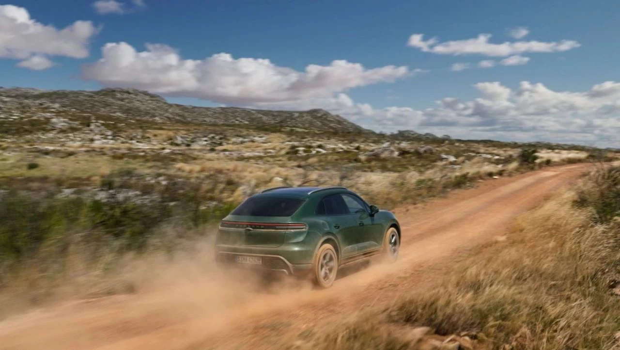 El Porsche Macan eléctrico en acción, demostrando su capacidad en carretera