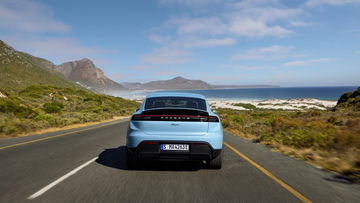 Vista trasera del Porsche Macan eléctrico en carretera.