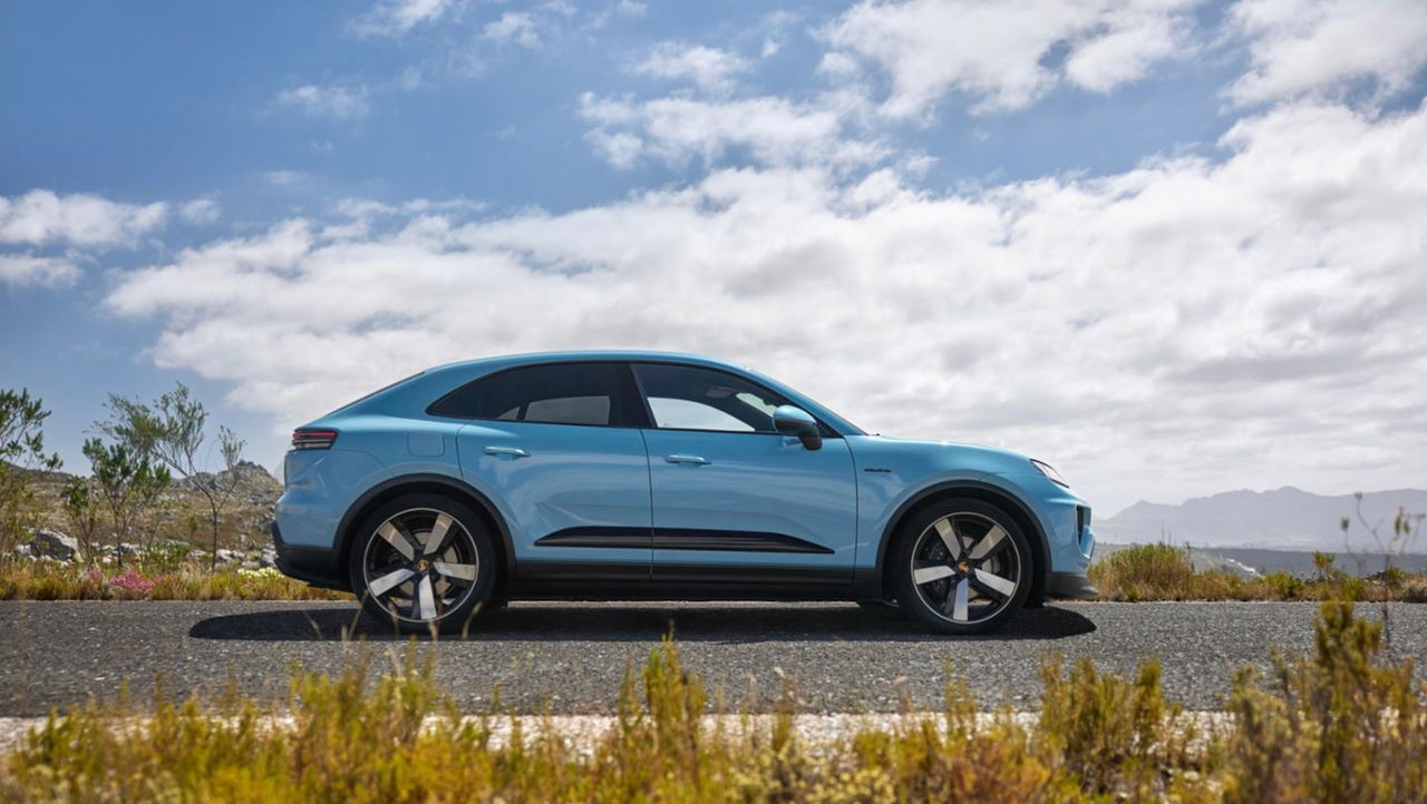 Perfil del Porsche Macan eléctrico destacando su dinámica silueta.