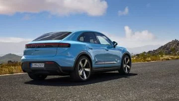 Vista lateral del Porsche Macan eléctrico con diseño deportivo y elegante.