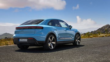 Vista lateral del Porsche Macan eléctrico con diseño deportivo y elegante.