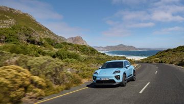 El Porsche Macan eléctrico muestra su esplendor lateral en ruta abierta.