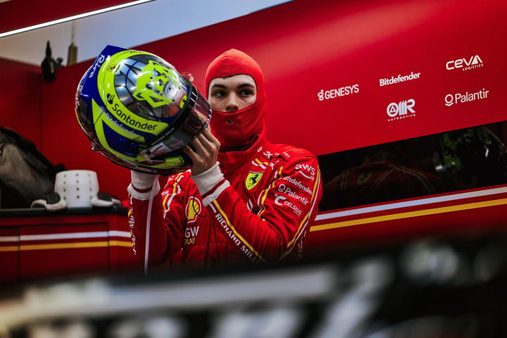 Oliver Bearman con equipación de Ferrari, listo para el desafío en F1.