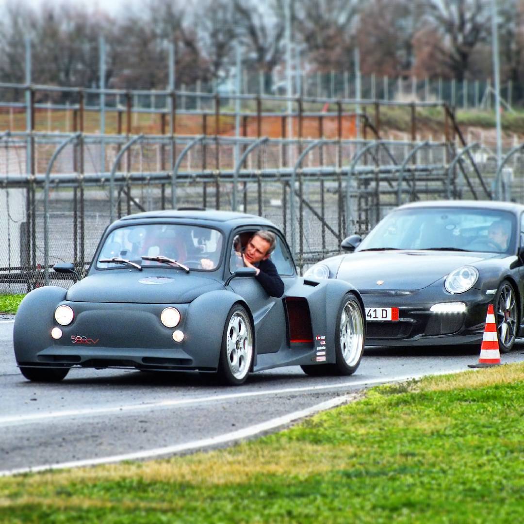 Fiat 500 con el poder de un Lamborghini Murciélago lateralmente.