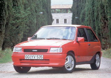 Vista a nivel de suelo del Opel Corsa A GSi en color rojo, resaltando su diseño juvenil y deportivo.