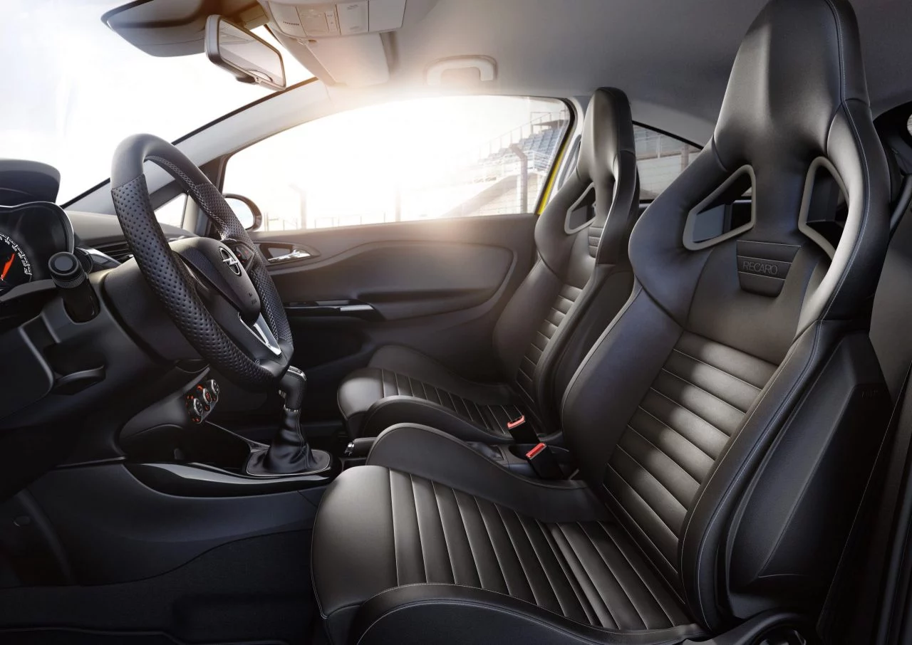 Vista lateral interior del Opel Corsa GSI 2018 destacando sus asientos deportivos