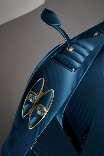 Detalle exquisito de la antena y acabados del Pagani Huayra Epitome.