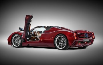 La silueta del Pagani Utopía Roadster revela sus líneas aerodinámicas.