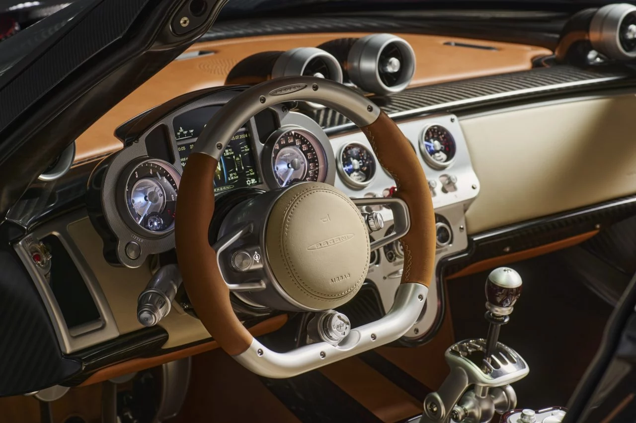 Volante de madera y cuero con instrumental clásico del Pagani Utopía Roadster.