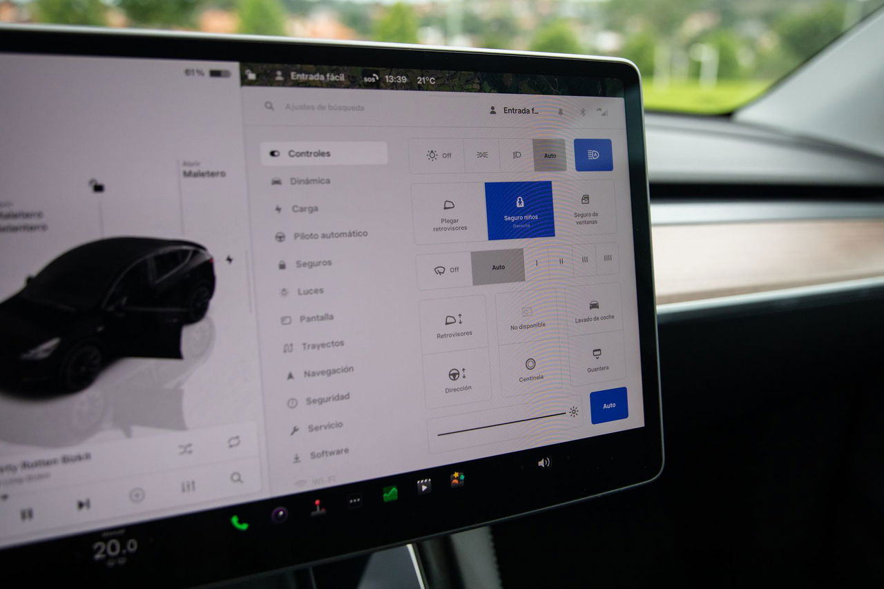 Vista cercana de la pantalla táctil del Tesla Model Y mostrando su interfaz.