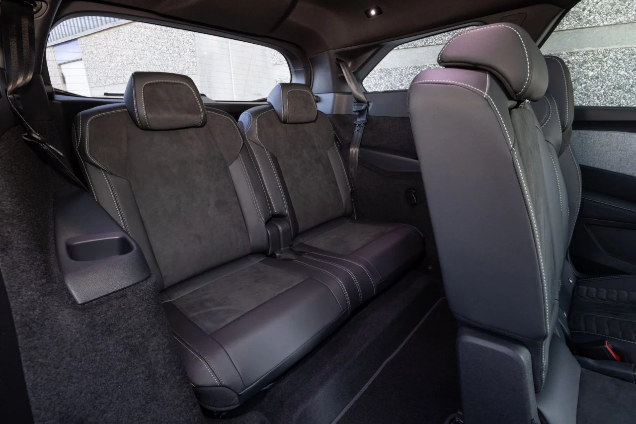 Vista interior demuestra la configuración de siete plazas del Peugeot 5008 2024.