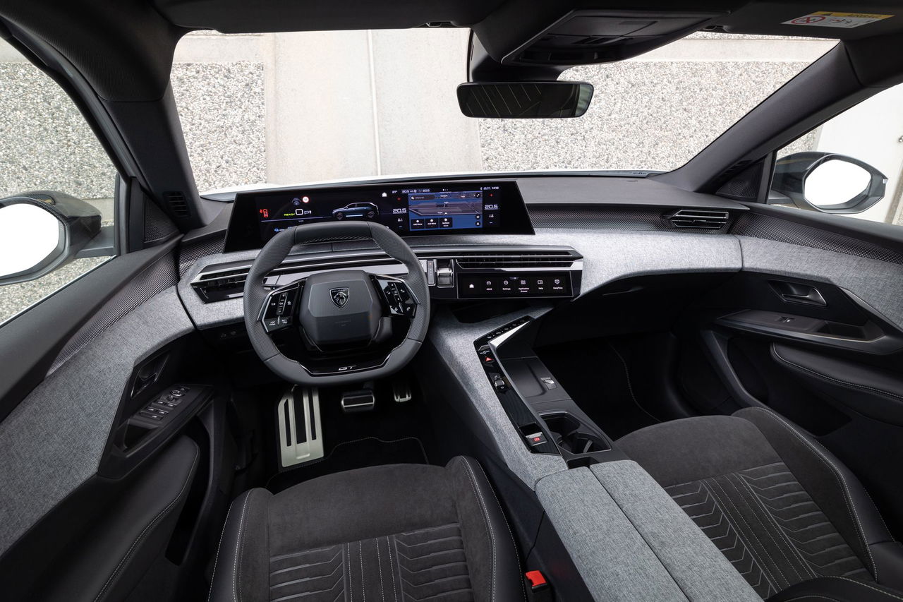 Vista del volante y panel de instrumentos del Peugeot 5008 2024, ilustrando su ergonomía y diseño.