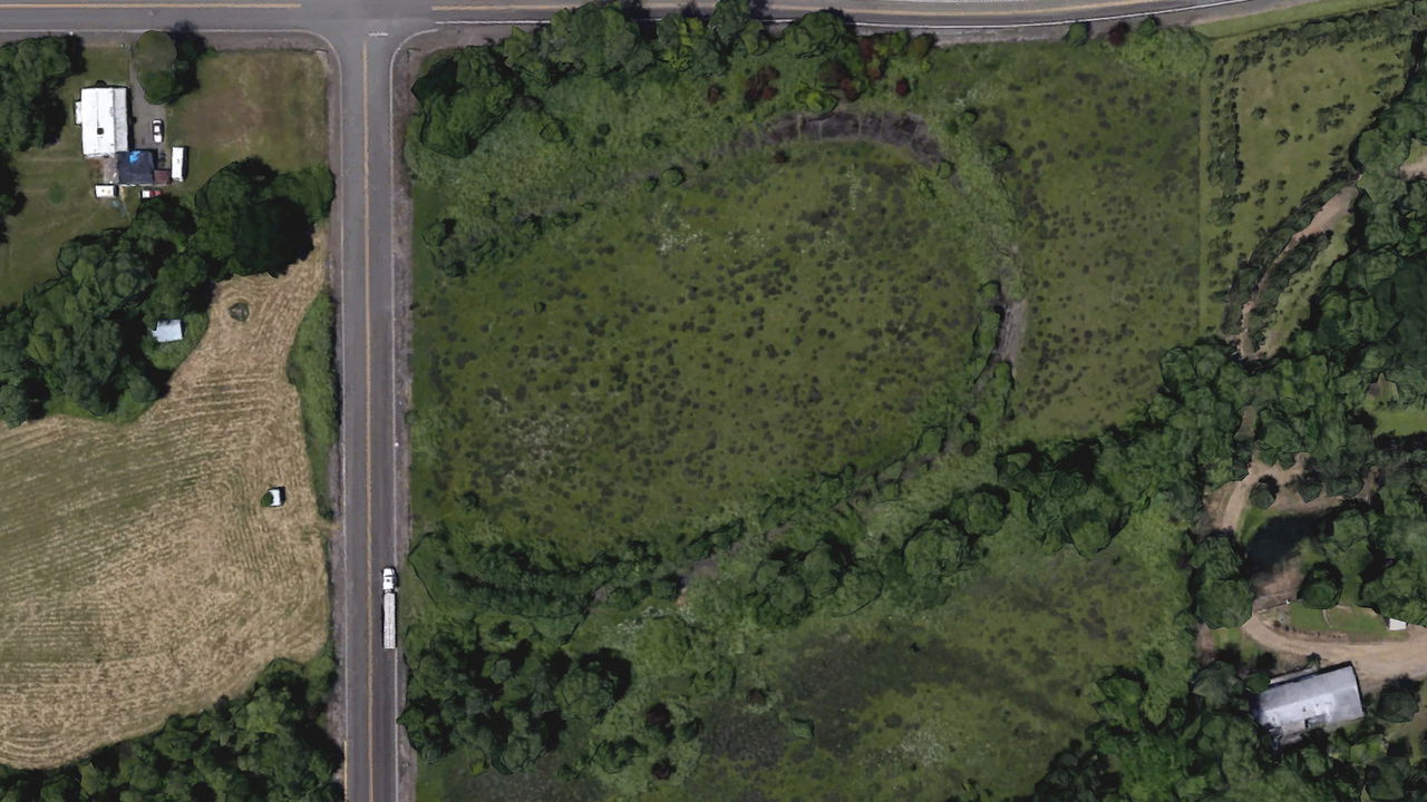 Vista aérea de una pista de carreras abandonada, un escenario nostálgico para los entusiastas del motor.