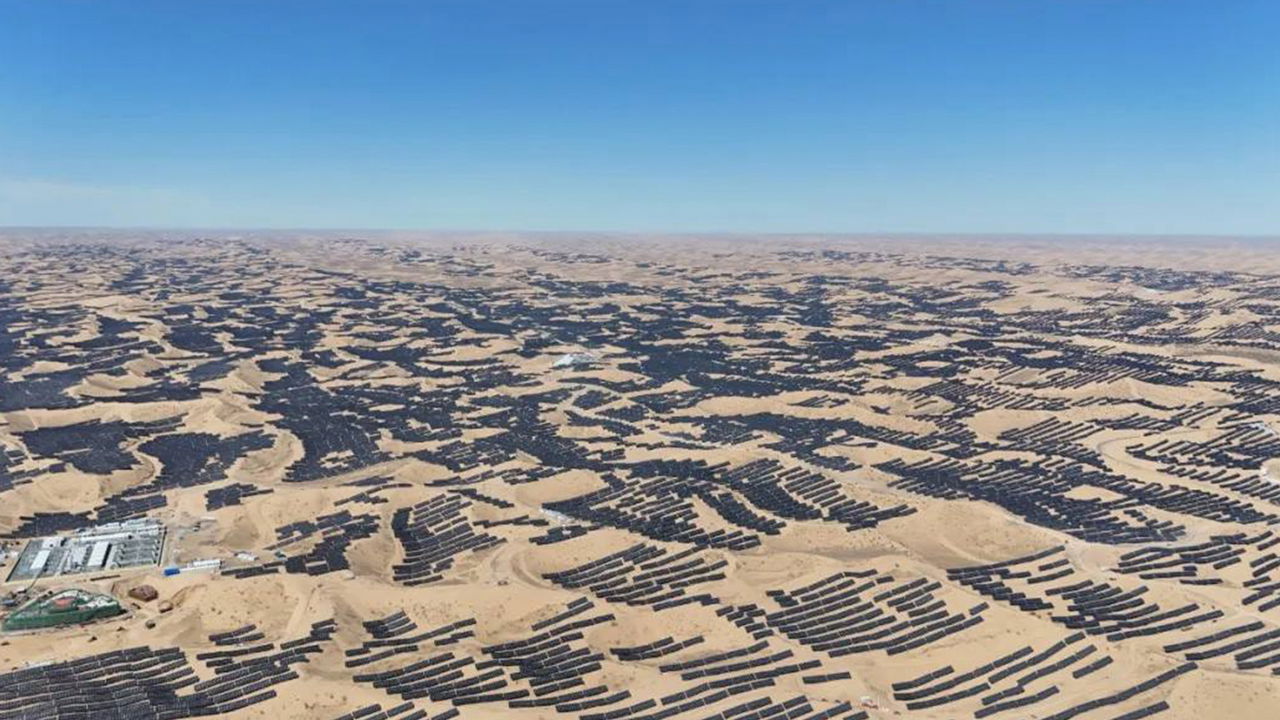 Vista aérea de la inmensa planta de energía solar.