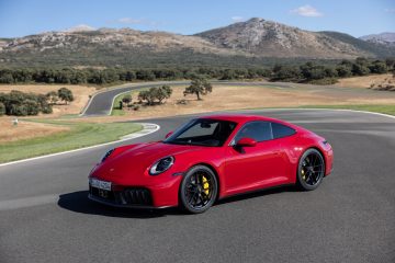 Porsche 911 GTS T-Hybrid mostrando su perfil dinámico y deportivo