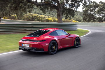 Vista dinámica del Porsche 911 GTS T-Hybrid en circuito.