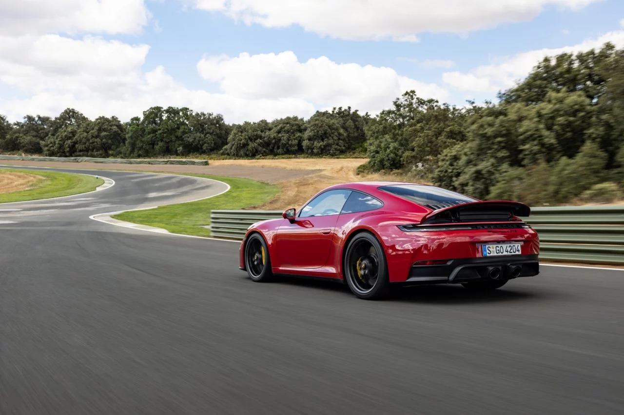 Vista dinámica del Porsche 911 GTS T-Hybrid en circuito