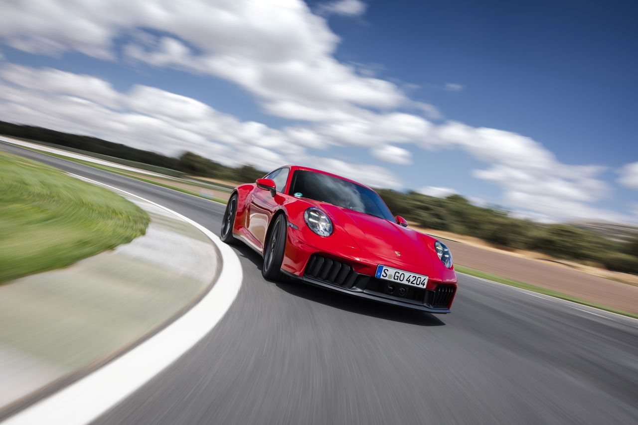 Porsche 911 GTS T-Hybrid en acción, dinamismo puro