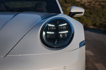 Vista frontal del Porsche 911 GTS T-Hybrid destacando su diseño icónico