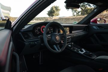 Vista lateral del habitáculo que resalta la ergonomía y diseño del Porsche 911 GTS T-Hybrid.