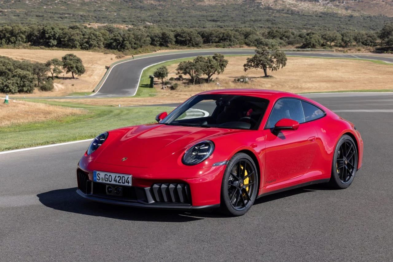 El Porsche 911 GTS T-Hybrid luce un diseño deportivo e icónico.