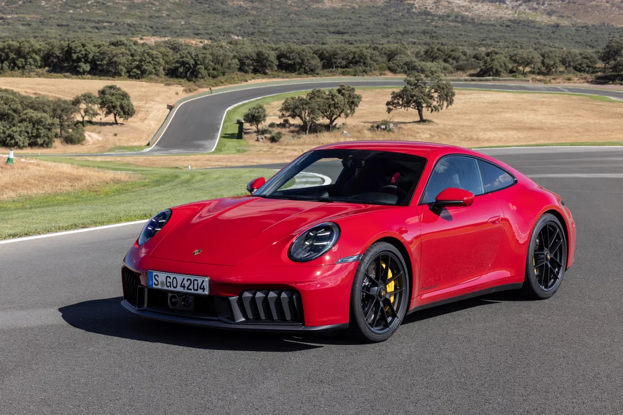 El Porsche 911 GTS T-Hybrid luce un diseño deportivo e icónico.