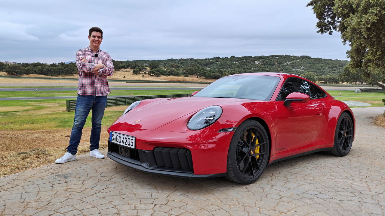 Vista lateral del Porsche 911 GTS T-Hybrid, elegancia y deportividad unidas.