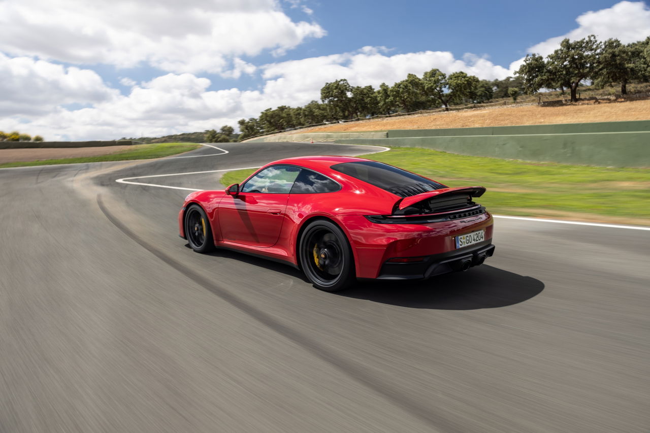 Un Porsche 911 GTS T-Hybrid mostrando su potencia y elegancia en pista.