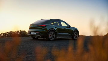 Vista lateral del Porsche Macan eléctrico destacando su silueta deportiva