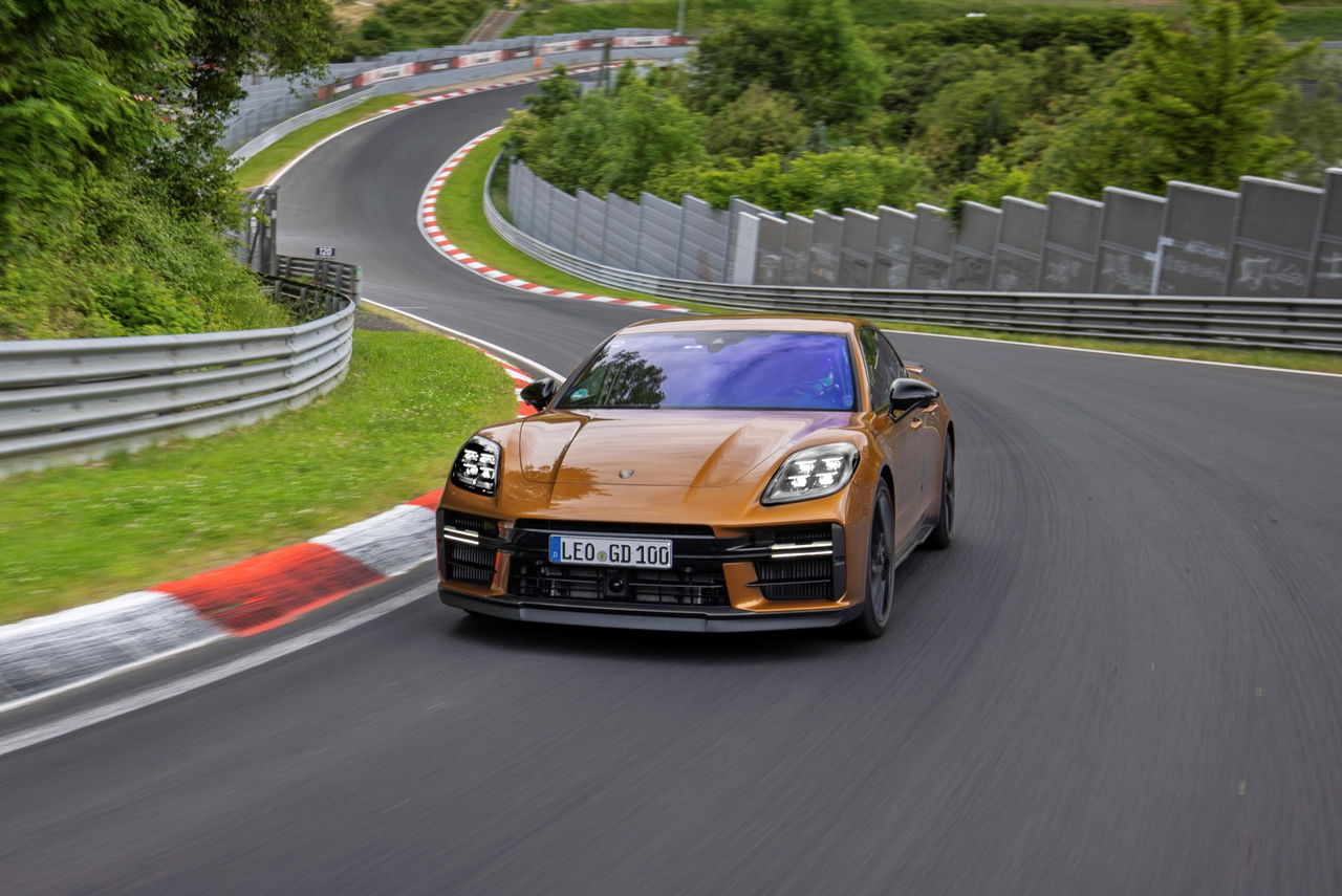 Porsche Panamera en su hábitat natural, el asfalto de Nürburgring