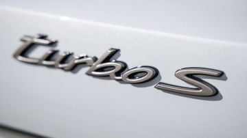 Detalle insignia Turbo S Porsche Panamera