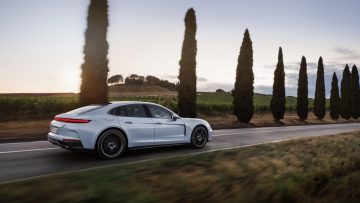 Vista dinámica del Porsche Panamera GTS Turbo S e-hybrid en carretera