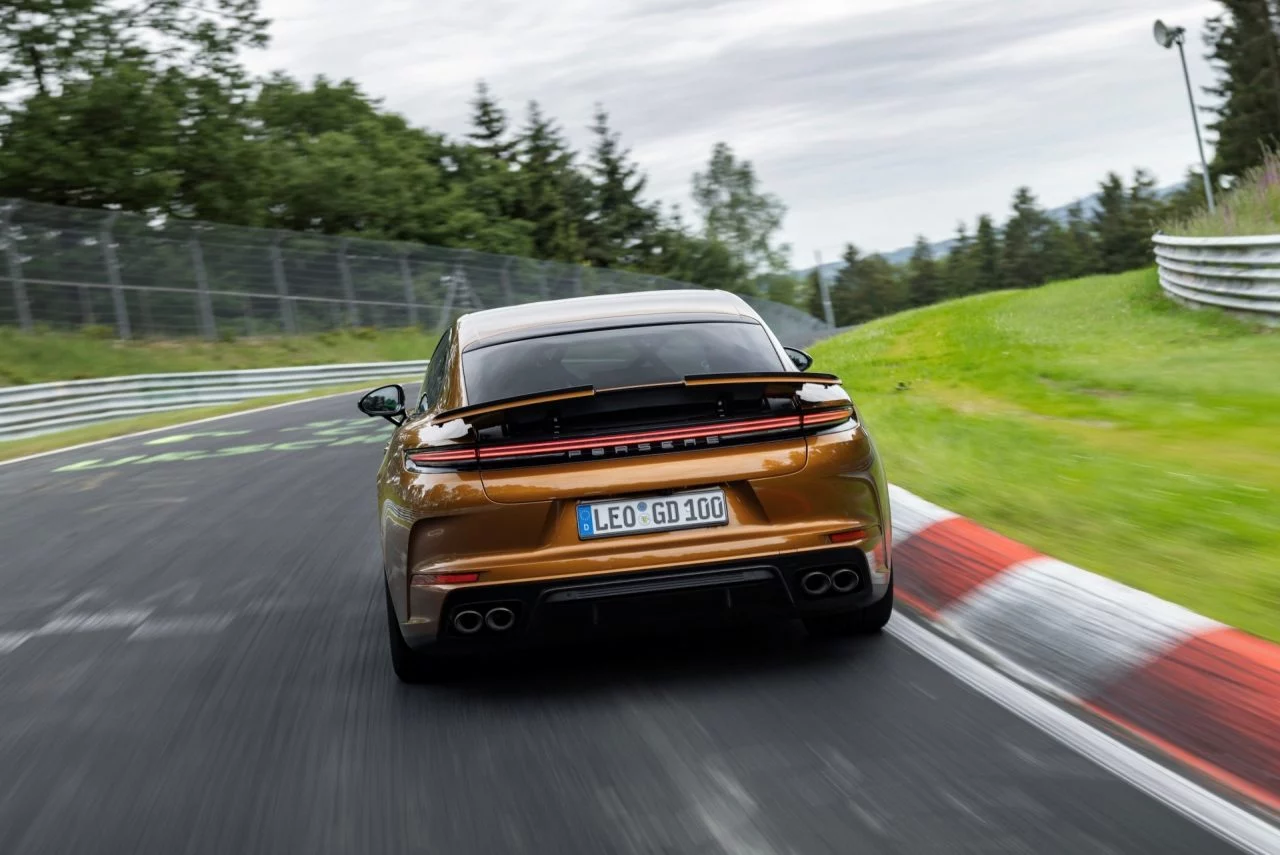 El Porsche Panamera deslumbra con su velocidad récord en Nürburgring.