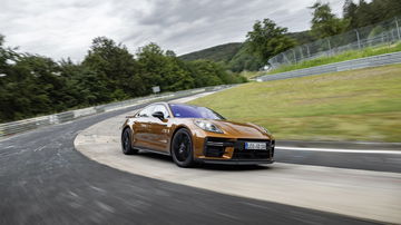 Porsche Panamera estableciendo un récord en el Nürburgring, dominio y estilo.