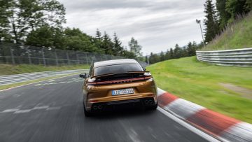 Porsche Panamera desafiando curvas en Nürburgring con gran dinamismo.