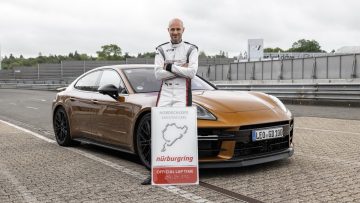 Porsche Panamera que establece récord en Nürburgring junto a su piloto.