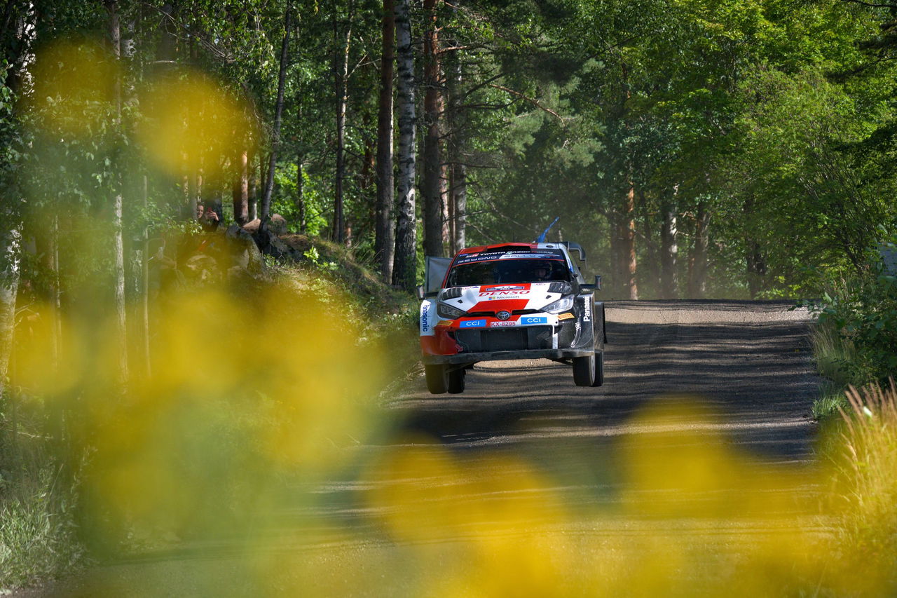 Vehículo de rally mostrando destreza en una curva de Finlandia