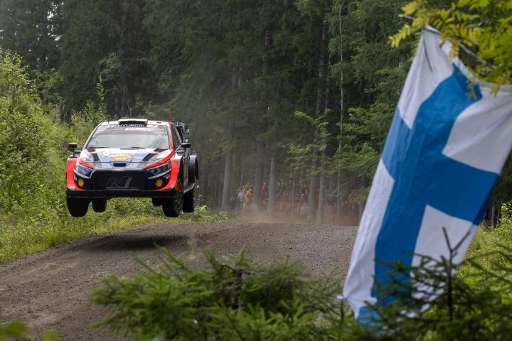 Un imponente Hyundai i20 WRC se eleva en un salto del Rally de Finlandia 2024